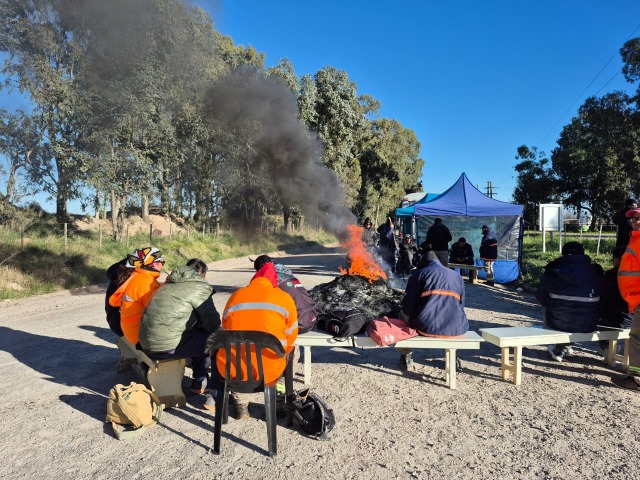 Tras los despidos, trabajadores protestan frente a Galasur